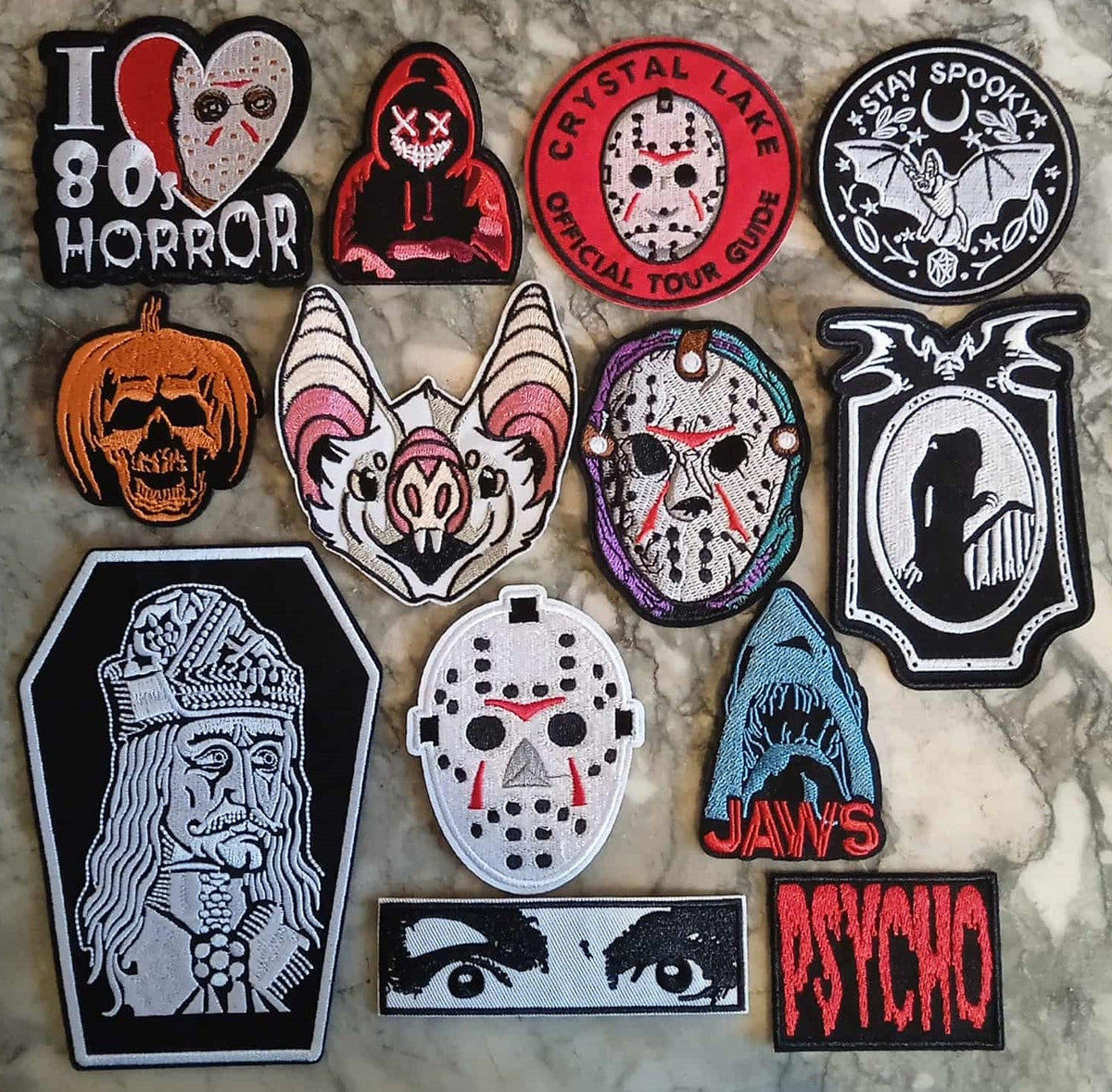 image représentant des patchs d'horreurs vendus dans la boutique