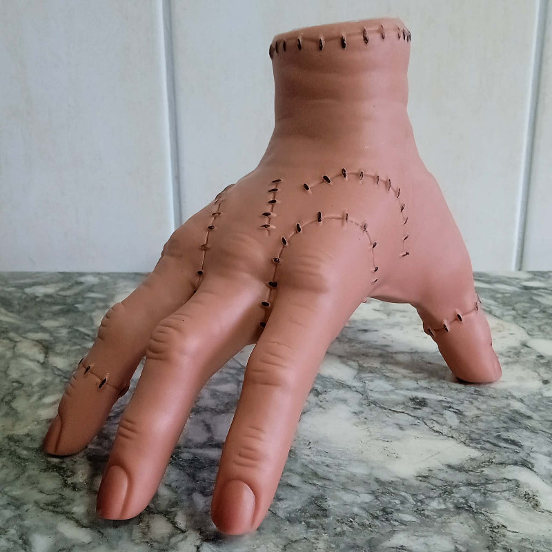 Main famille adams Mercredi