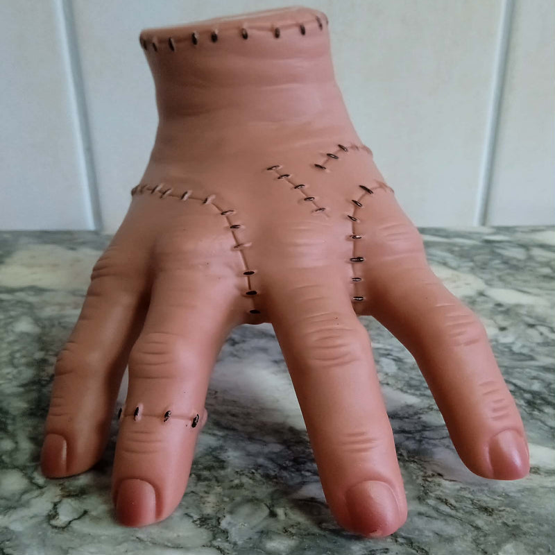 Main famille adams Mercredi