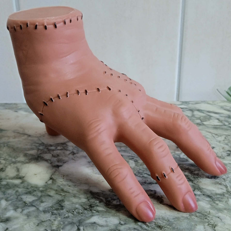 Main famille adams Mercredi