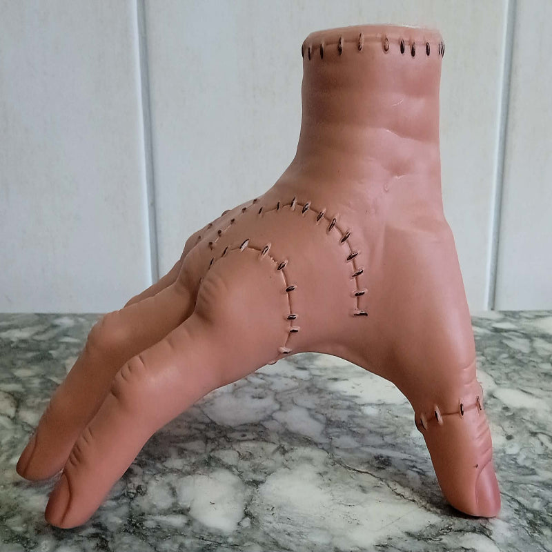 Main famille adams Mercredi